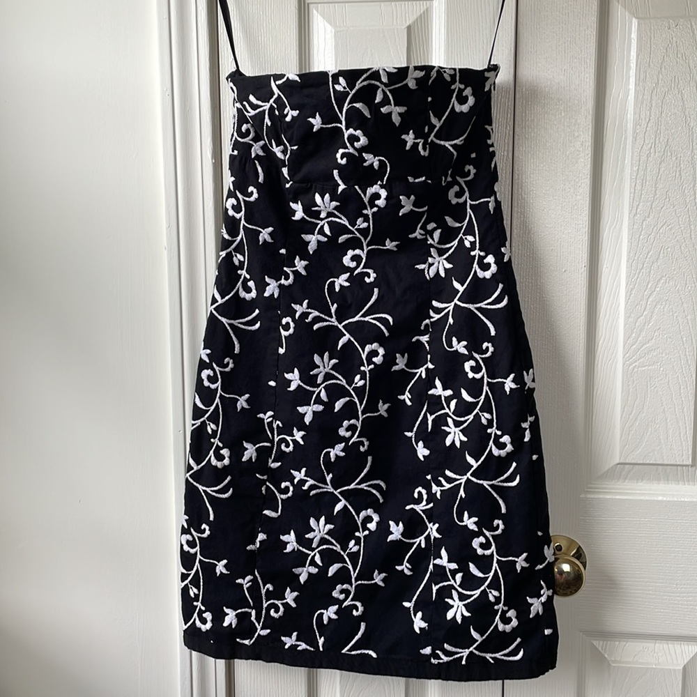 Black Strapless mini dress with White Floral/Vine threaded design Old Navy SZ 1